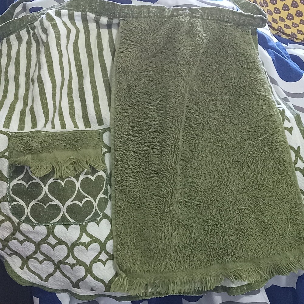 BABETTE Vtg Handmade Cotton Apron with Flip Towel 70s Avocado GREEN HEARTS SMALL